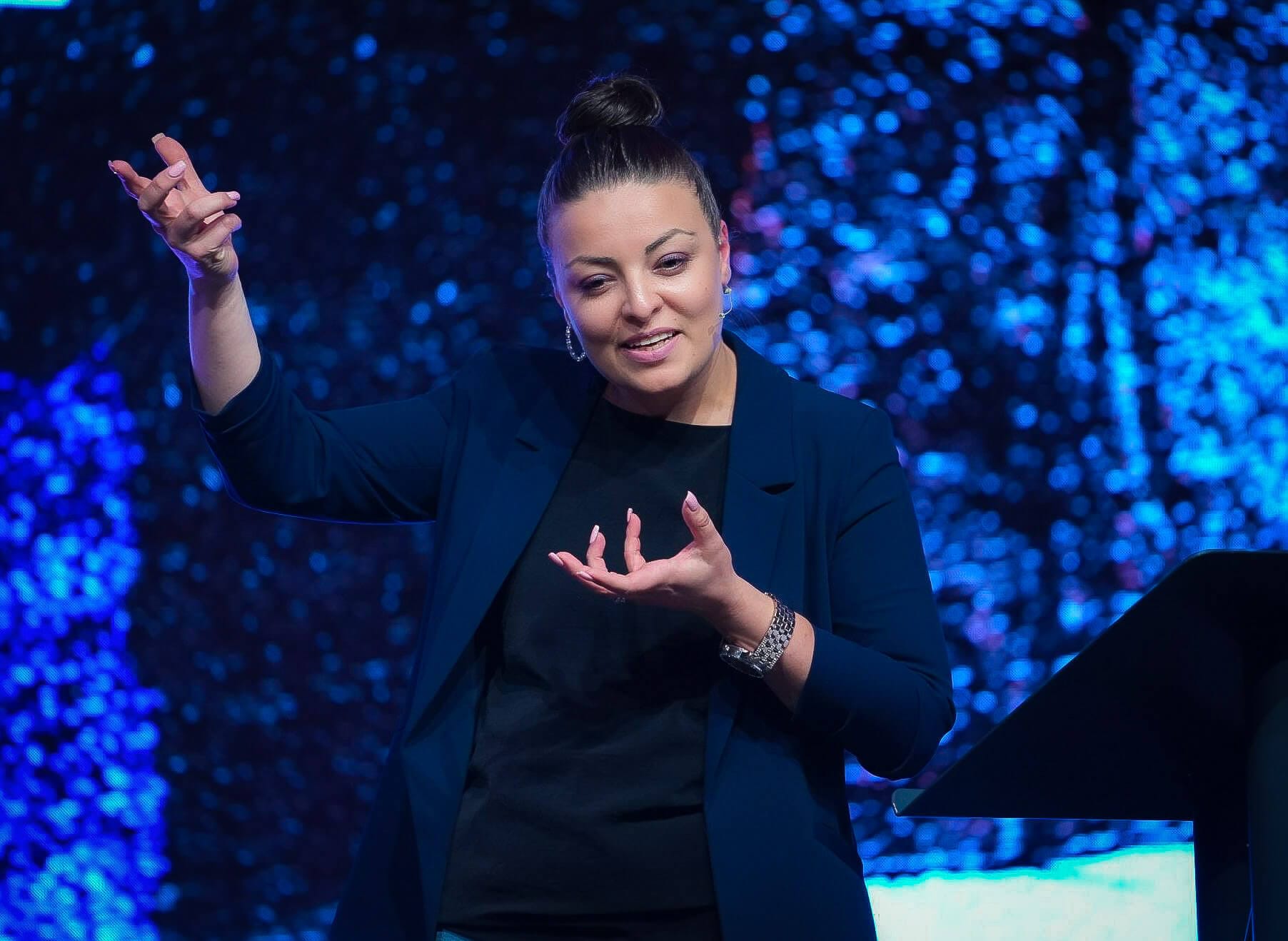 درباره دلارا دولتخواه